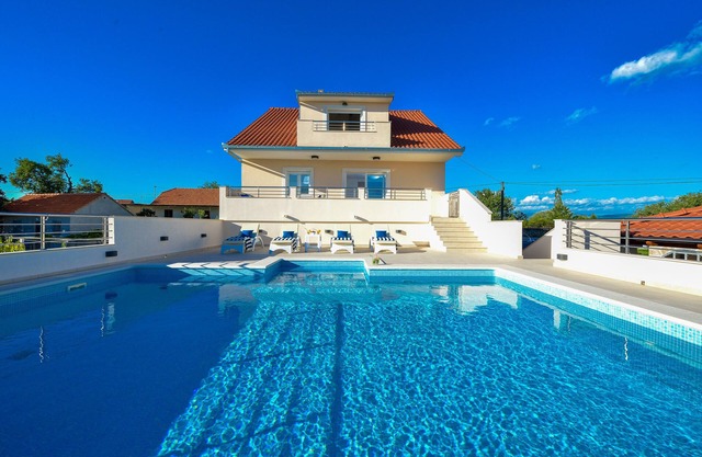 Villa Mendula avec piscine et sauna
