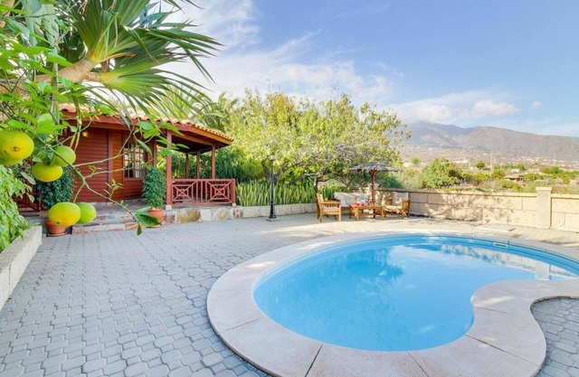 Villa Mimosa, vue sur la montagne, piscine, Wi-Fi rapide, jardin et terrasse ; parking disponible.