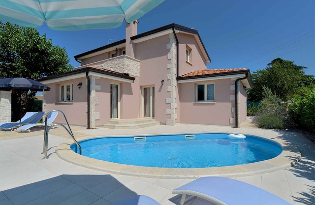 Villa avec piscine et jardin méditerranéen
