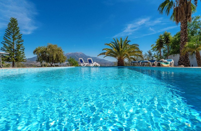 Villa Monterosa avec vue sur le lac et les montagnes, piscine, jardin et Wi-Fi.