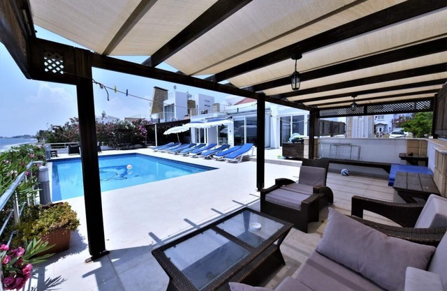Villa sur une magnifique plage avec piscine privée et superbe vue.