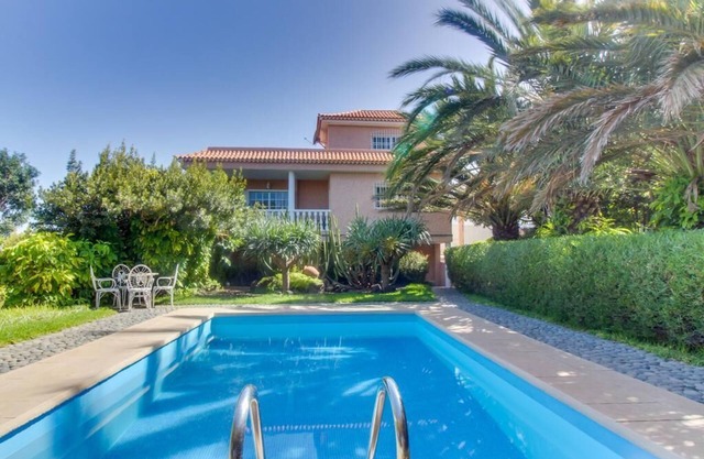 Villa Morera avec vue montagne, piscine, Wi-Fi rapide, jardin et terrasse. Parking disponible.
