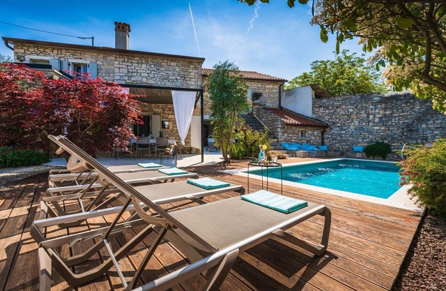 Villa Nar – Authentique maison en pierre d'Istrie avec piscine privée chauffée