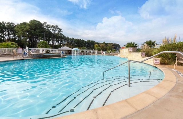 Villa près de la marina à service complet avec accès à une salle de sport, 4 piscines, un bain à remous et plus