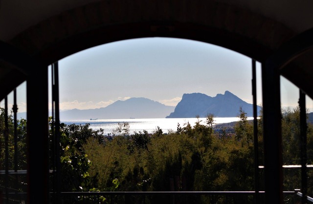 Villa près de Sotogrande, vue mer & Gibraltar, piscine privée, grand jardin