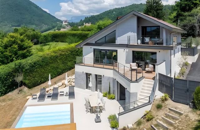 Villa 'Near Village and Lake' with Lake View, Wi-Fi and Air Conditioning