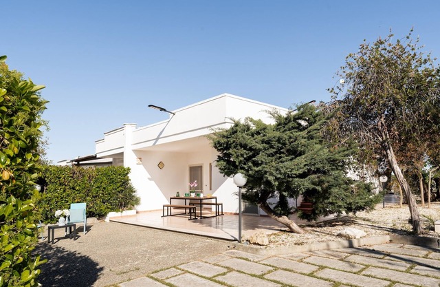 Villa Nettuno. A 150 m des PLAGES DE SABLE, 500 m de jardin PRIVATIF et clôturé.