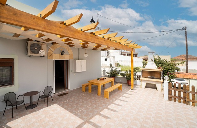 Villa 'Nikolaos' avec vue sur la mer, Wi-Fi et climatisation