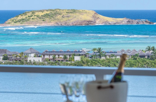 Gorgeous villa with a breathtaking view on the sole lagoon of St Barth