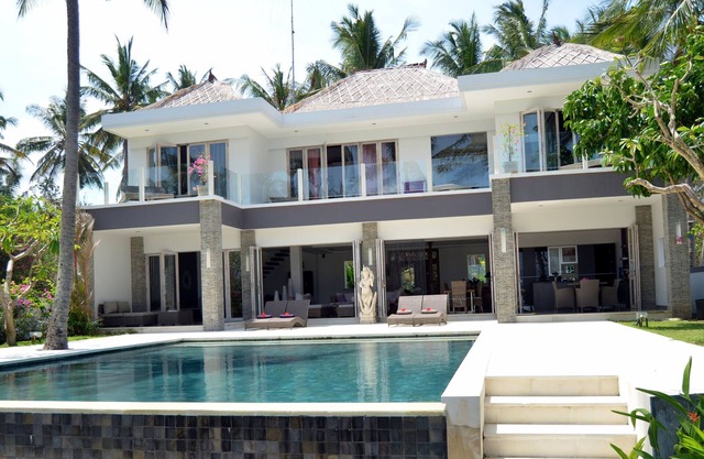 VILLA DE REVE SUR LA PLAGE DE PADANBAI