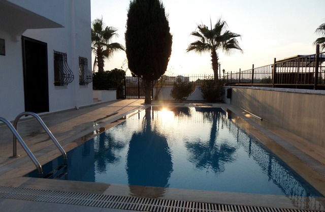 Villa offre une grande piscine privée avec terrasses avant et arrière et 8 couchages