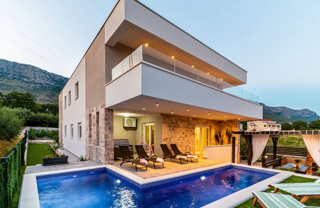 OLEA-NEW maison de vacances moderne avec barbecue de jardin, près de Split