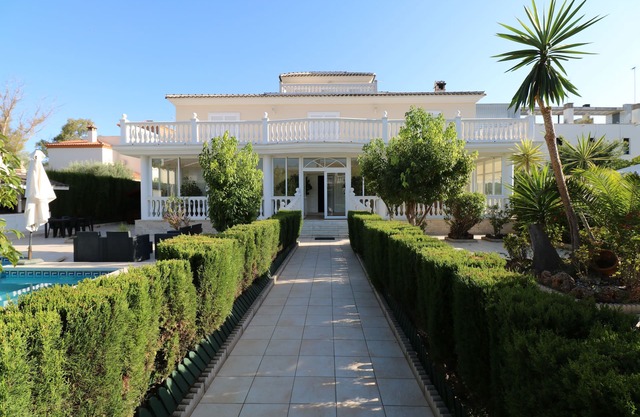 Villa Olga. Grande villa avec piscine. Torremolinos