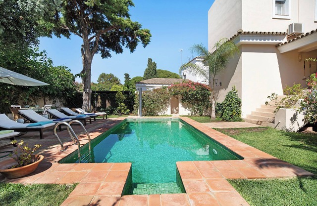 Villa 'Olmo Tree' avec piscine privée, Wi-Fi et climatisation.