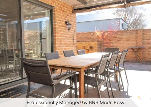 Villa on Rosemary - Walk to CBD, Cosy & Private