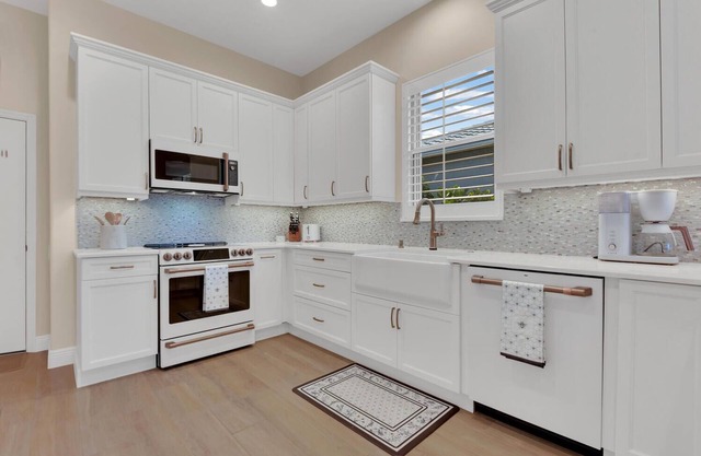 Villa on the Green - Large home with golf!