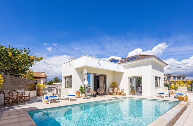 Villa Pacy - Luxurious Beachfront Villa With Infinity Pool