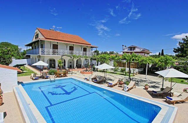 Villa Paradiso: Grande villa rénovée de façon moderne avec 4 chambres et piscine privée près de la plage
