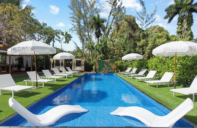 Villa Paraiso: 10 BR Private Mini Resort in Central Miami w/pool, sauna & more