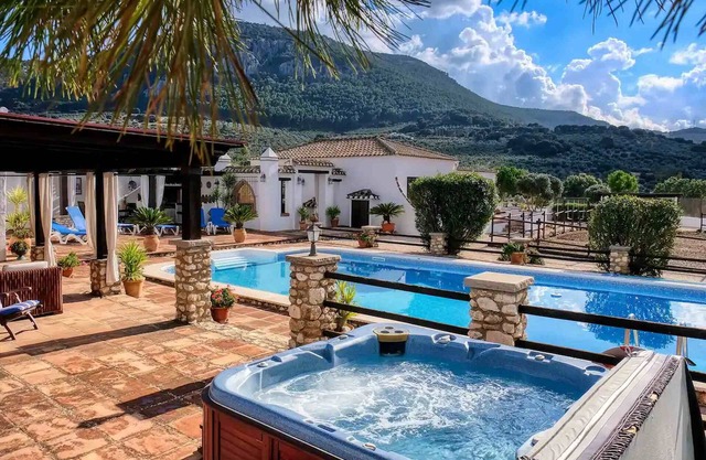 Villa 'Pasa Fina, Luxury Holiday Retreat' avec vue sur la montagne, piscine partagée et Wi-Fi