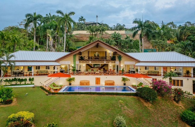 Luxury 6-bedroom villa in charming Manuel Antonio