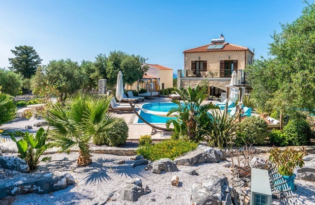 Villa Peristeri - Six Chambres Villa, Couchages 18