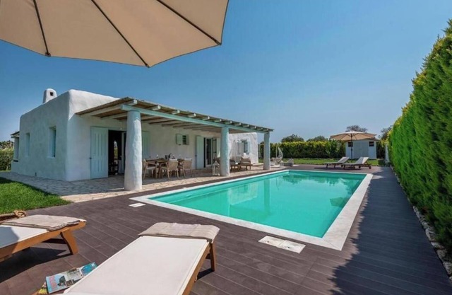 Villa 'Perla Blanca' avec piscine privée, Wi-Fi et climatisation