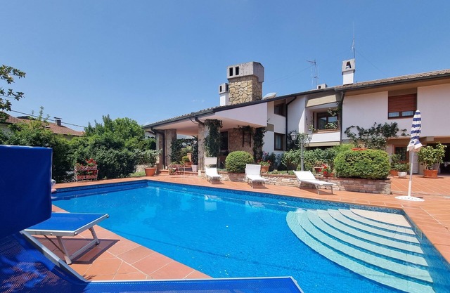Villa Piazza,piscine privée,chauffée solaire, à pied de les installations!Wifi