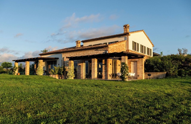 Villa Picenum: Luxury and modern six-person vacation home with pool in Le Marche.