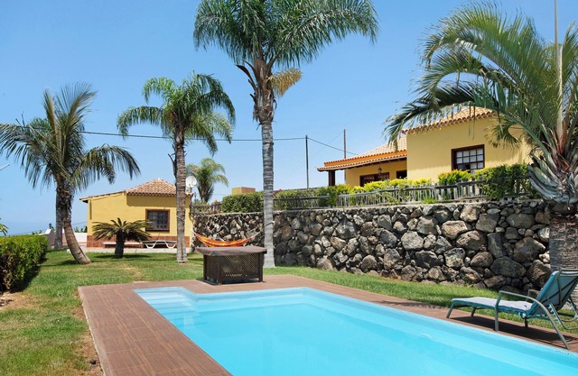 Villa Pilar avec vue sur la montagne et la mer, piscine et jardin.