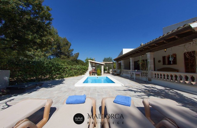 Villa Pomeres avec piscine et jardin.