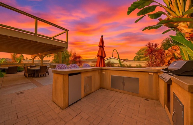 Luxury 4 bedrooms Oasis: with heated Pool, Spa, BBQ,Disney,Beaches, Airport