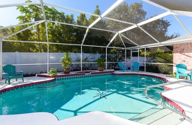 Pool Villa, heated private Pool, 2 Miles to Beach, fenced Backyard, Pet friendly