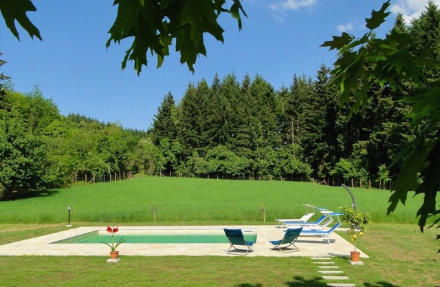 3 chambres, 1 salle de bain, jardin piscine privée, vue, village à pied, wifi
