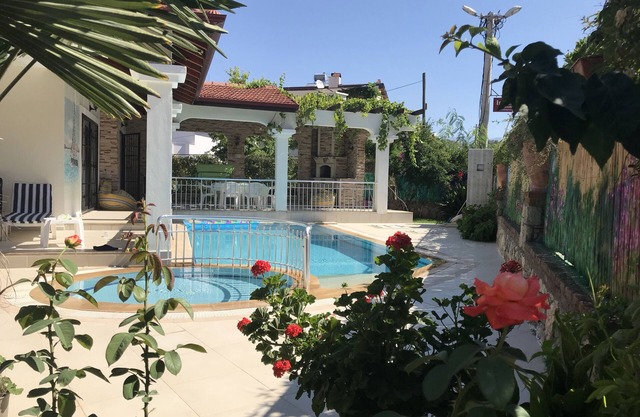Villa: piscine privée, barbecue et gdn fermé, vue sur la forêt, près de la plage, café, s'mkts