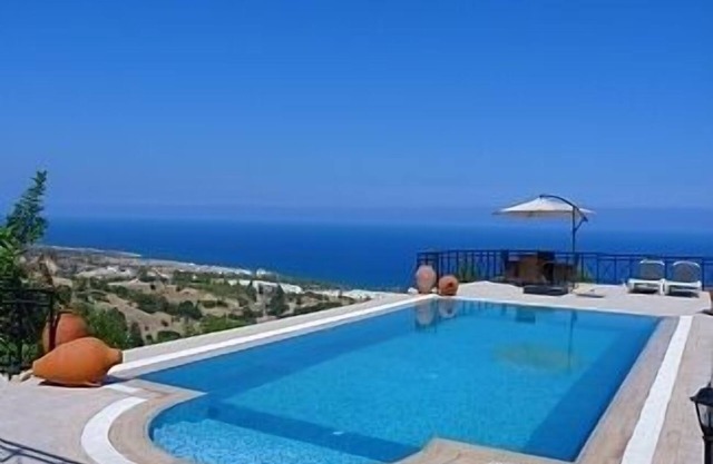 Villa avec piscine privée et exceptionnelle vue mer et montagne