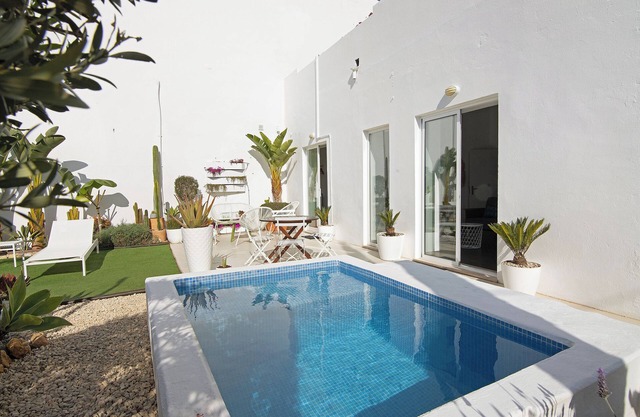 Villa Rafa avec piscine privée, jardin, Wi-Fi et climatisation.