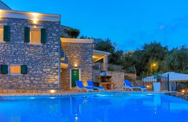 Villa Regina: Belle villa en pierre avec vue panoramique sur la mer située au dessus de la baie d'Agni à Corfou