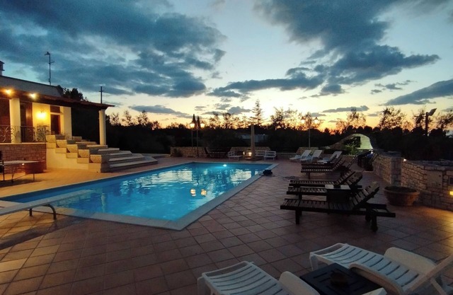 Villa, relaxation, private pool and tennis court, for families and groups of friends