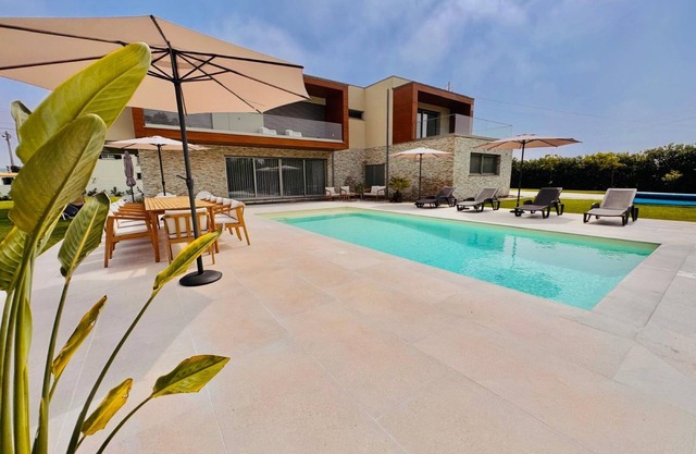 Villa "Ria Lounge House" avec terrasse privée, balcon et Wi-Fi
