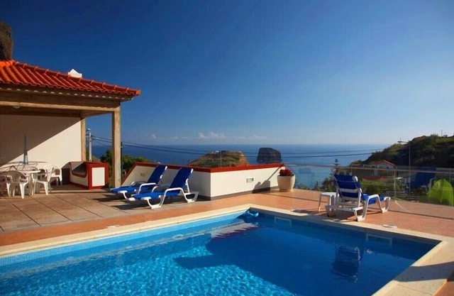 Une maison luxueuse avec piscine chauffée et vue panoramique sur l'océan.