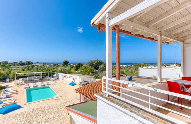 Villa 'Rilù - Sole Rosso' avec piscine partagée, Wi-Fi et climatisation