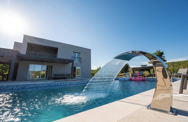 Villa River Rose with pool and jacuzzi near river