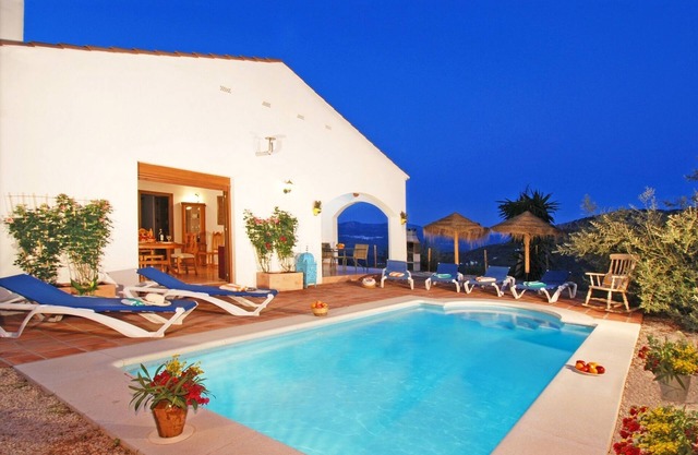Villa Roble, 8 pers ,PISCINE CHAUFFÉE, Wifi,BBQ, Petfriendly, vue magnifique
