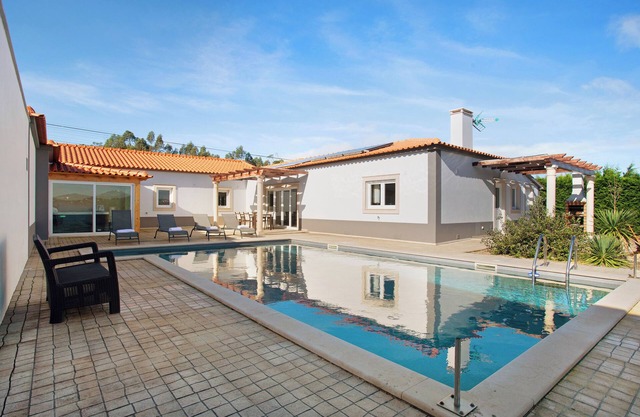 Villa 'Rosa Com Piscina E Jacuzzi' avec vue sur les montagnes, Wi-Fi et climatisation