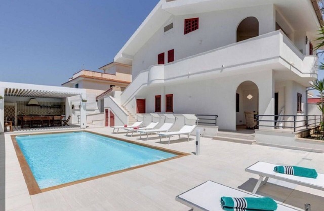 Villa 'Rosimeli' près de la plage avec piscine et Wi-Fi