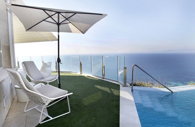 FIRST LINE IN BAHIA DE PALMA. LUXURY MEDITERRANEAN VILLA