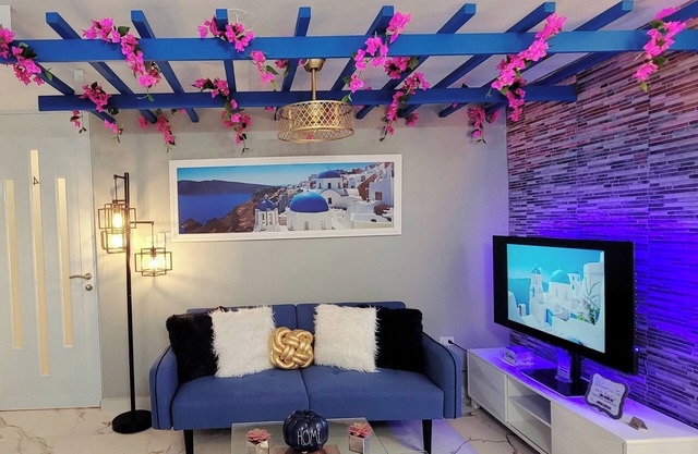 Villa Santorini 3-bedroom apartment in welcoming Bayamón with WiFi, AC. Enjoy