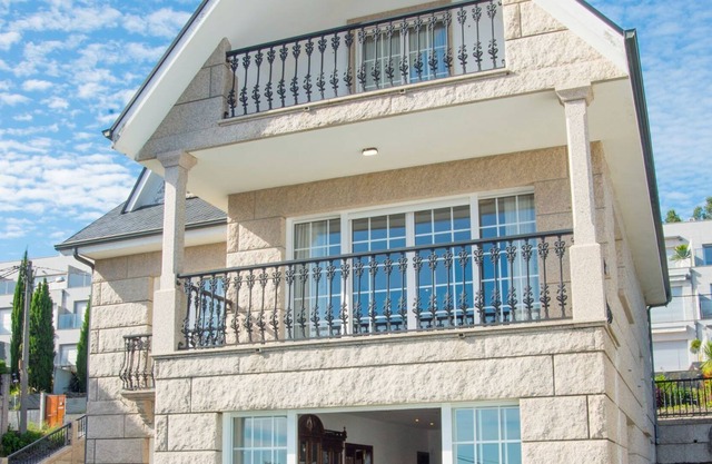 Villa Seixalvo with pool, barbecue and sea views in Sanxenxo