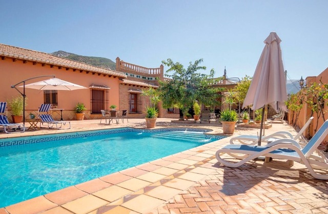 "Villa Sierra Nevada de Pilar I" avec vue sur les montagnes, piscine et Wi-Fi.